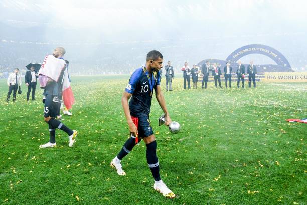 自首次在国 自首次在国